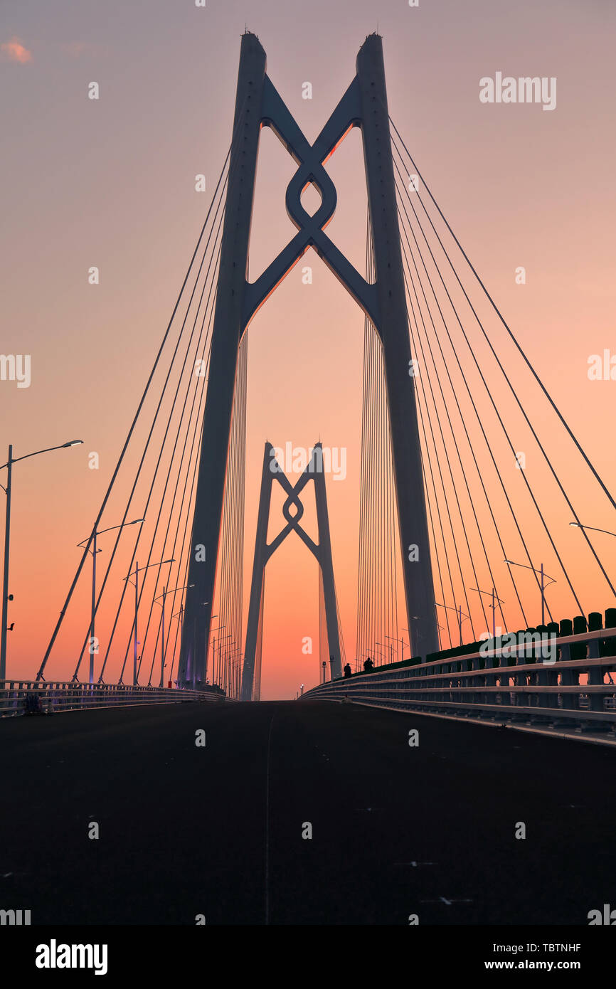 Hong Kong-Zhuhai-Macao Bridge - comme un important projet et projet de construction dans le Guangdong, Hong Kong, Hong Kong et Macao, le Hong Kong-Zhuhai-Macao Bridge est un grand projet dans le 21e siècle. Il s'étend sur Hong Kong, Macao et Zhuhai. Son achèvement et l'ouverture est propice à l'approfondissement des échanges et de la coopération entre la partie continentale et Hong Kong et Macao. Il est de grande importance pour Hong Kong et Macao de participer à la stratégie nationale de développement, d'accroître la compétitivité et maintenir à long terme la prospérité et la stabilité. Banque D'Images