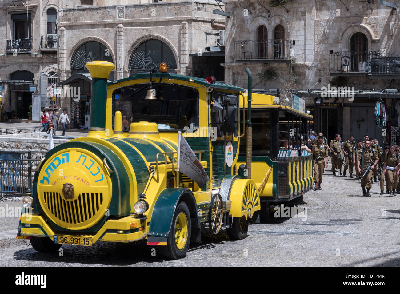 Des soldats armés en plus de mars la vieille ville train près de la porte de Jaffa. Banque D'Images