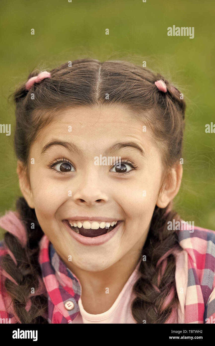 Cute girl surpris avec sourire sur son visage. Expression de bonheur. Moment de unexpectancy. Hâte de présenter. Beau visage jeune. L'émotion vive dame sur la face. Banque D'Images