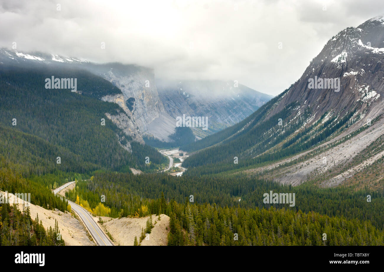 Une partie de l'icefiels Parkway à l'autoroute 93 dans les rocheuses canadiennes Banque D'Images