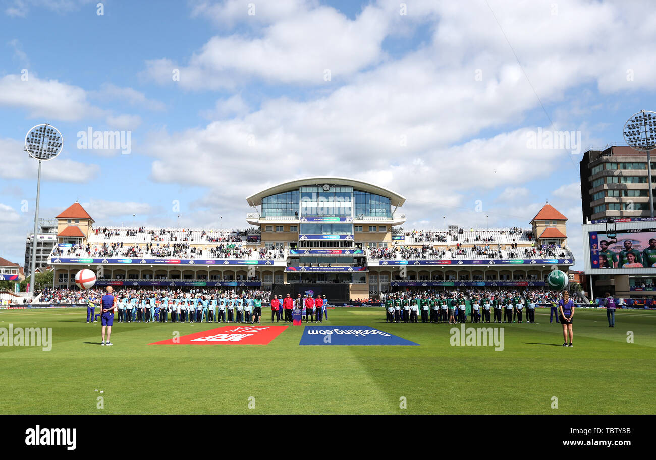 Les deux équipes s'alignent pour l'hymne national au cours de l'ICC Cricket World Cup phase groupe match à Trent Bridge, Nottingham. Banque D'Images