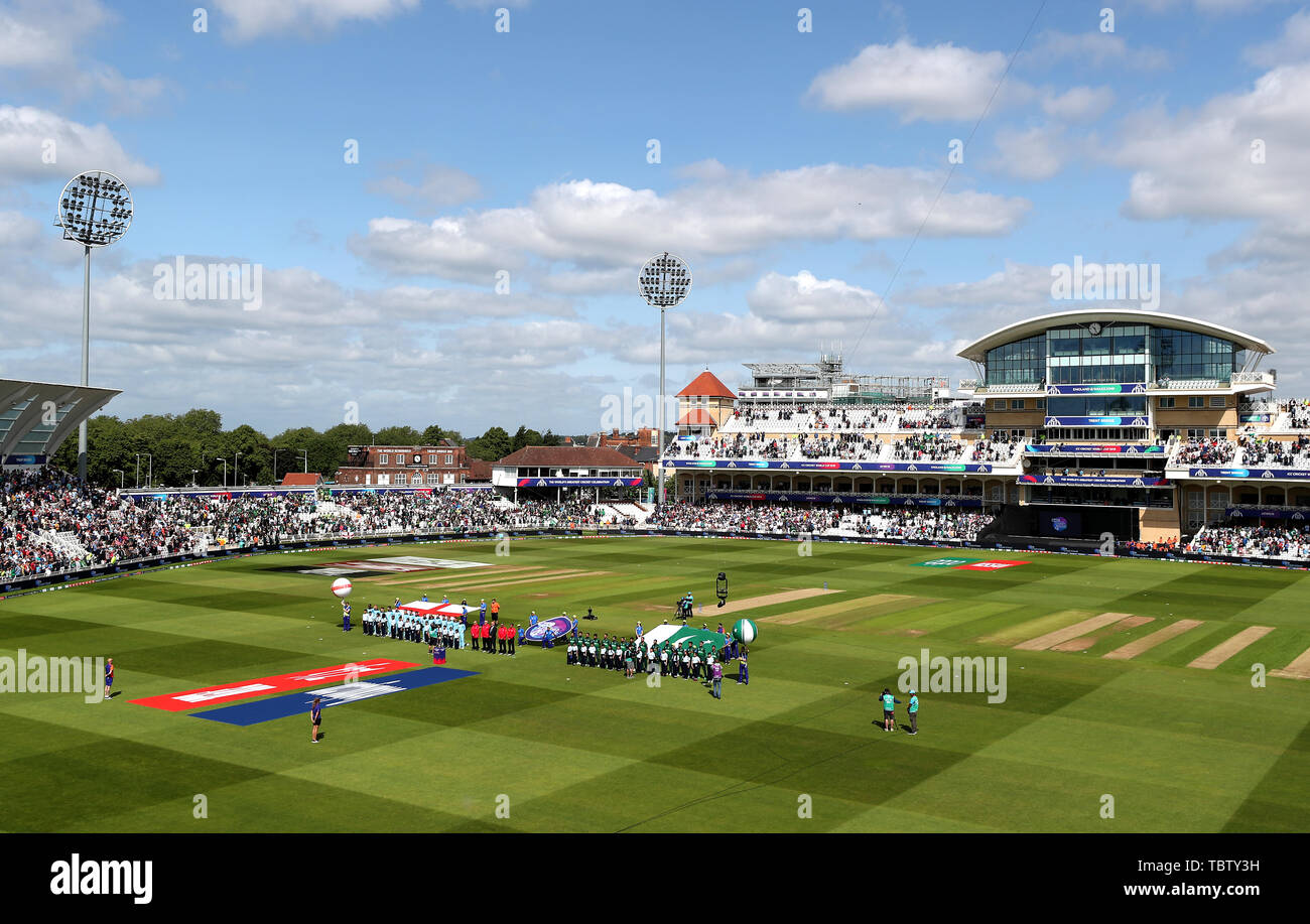 Les deux équipes s'alignent pour l'hymne national au cours de l'ICC Cricket World Cup phase groupe match à Trent Bridge, Nottingham. Banque D'Images