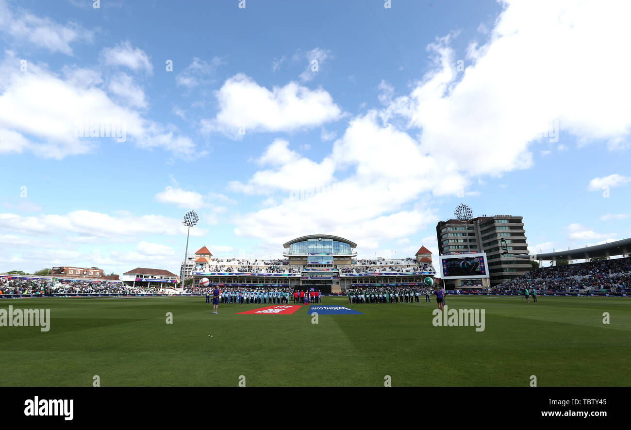 Les deux équipes s'alignent pour l'hymne national au cours de l'ICC Cricket World Cup phase groupe match à Trent Bridge, Nottingham. (David Davies/PA Wire) au cours de l'ICC Cricket World Cup phase groupe match à Trent Bridge, Nottingham. Banque D'Images