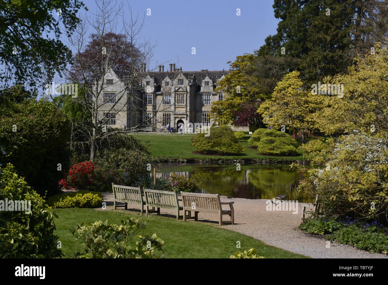 La Mansion House et jardins d'eau à Wakehurst, East Sussex, UK Banque D'Images