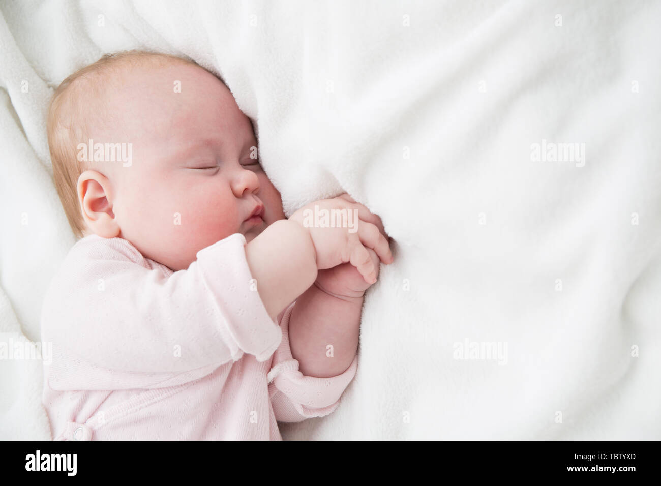 Sommeil De Bebe 3 Mois Kid En Tissu Rose Dormir Sur Une Couverture Blanche L Enfant Endormi Dans Le Lit Photo Stock Alamy