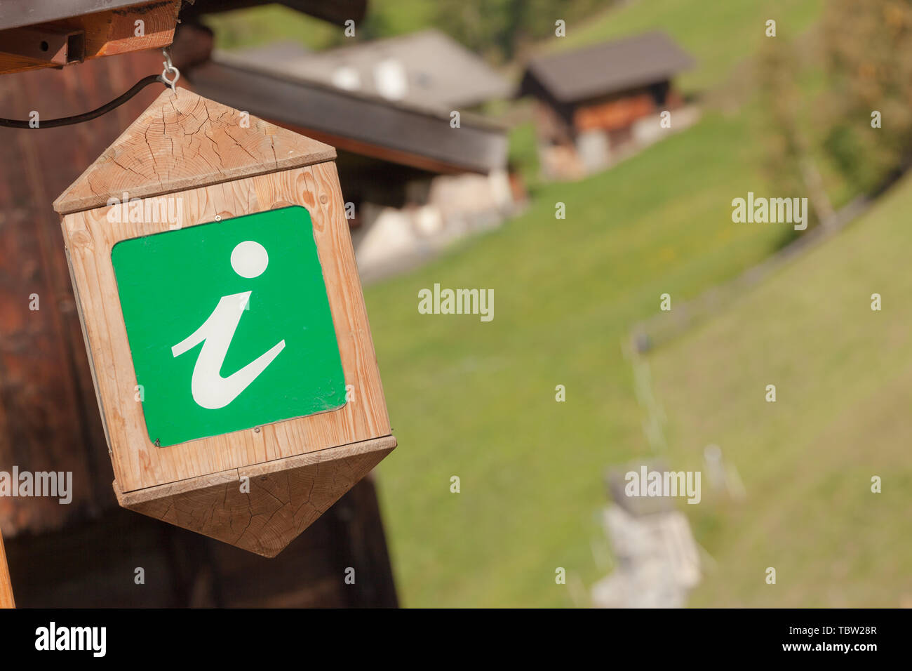 Info point green lantern en bois, dans le Val di Funes Banque D'Images