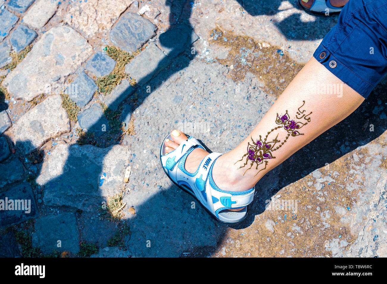 L'application de l'artiste tatouage au henné sur les femmes dans les rues de Marrakech, Maroc, Afrique Banque D'Images