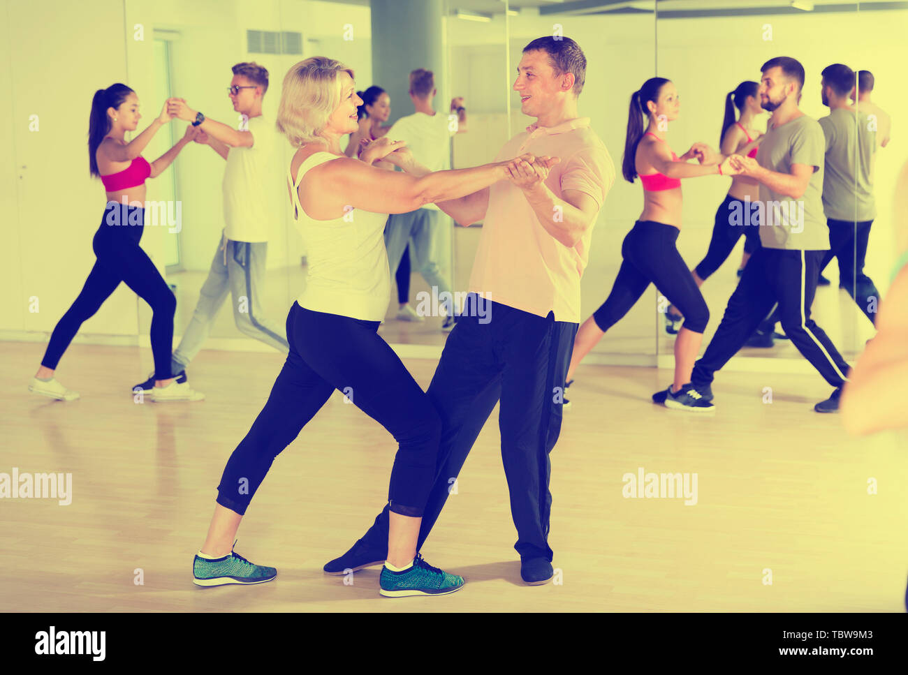 Danse Danse ordinaire paire valse ensemble en studio Banque D'Images