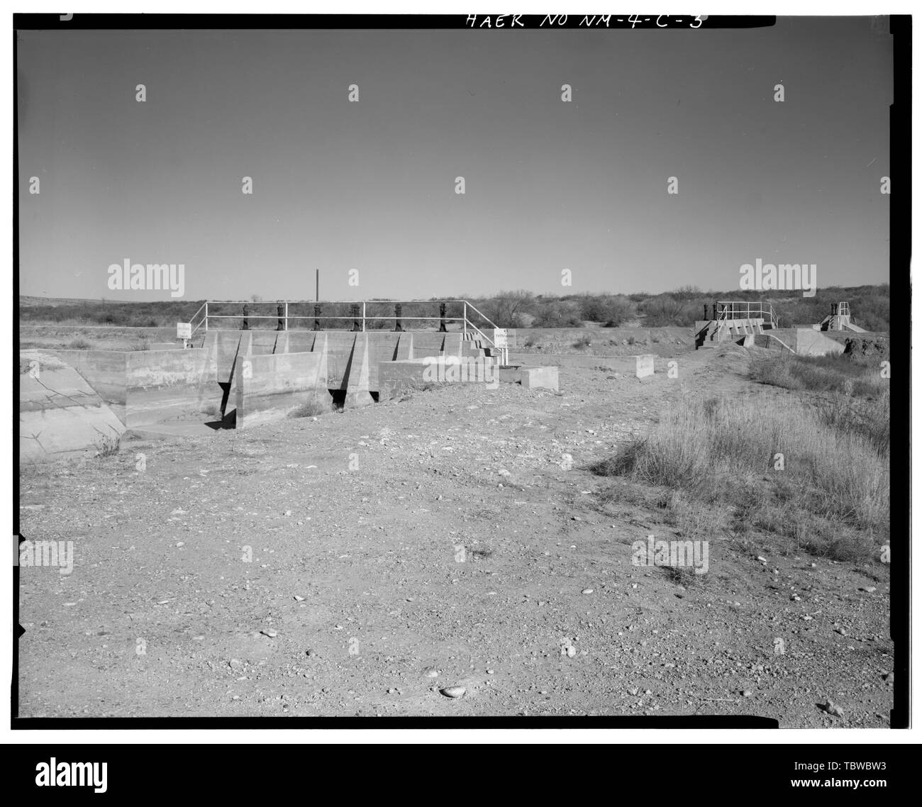 PORTE DE CONTRÔLE DU CANAL PRINCIPAL N° 1 (À GAUCHE), WASTEWAY N° 1 (AU CENTRE) ET PARTICIPATION AU CANAL DU CÔTÉ EST (À DROITE). VUE VERS LE NORD-EST du district d'irrigation de Carlsbad, canal principal, 4 miles au nord à 12 miles au sud-est de Carlsbad, Carlsbad, comté de Eddy, NOUVEAU-MEXIQUE Banque D'Images