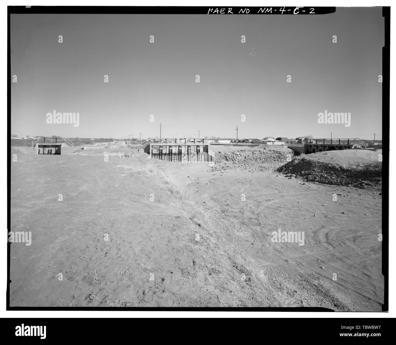 CANAL PRINCIPAL CÔTÉ EST PARTICIPATION AU CANAL (À GAUCHE), WASTEWAY N° 1 (AU CENTRE) ET VÉRIFIER LA PORTE N° 1 (À DROITE). VUE SUR LE DISTRICT D'irrigation DE Carlsbad, canal principal, 4 miles au nord à 12 miles au sud-est de Carlsbad, Carlsbad, comté de Eddy, NOUVEAU-MEXIQUE Banque D'Images