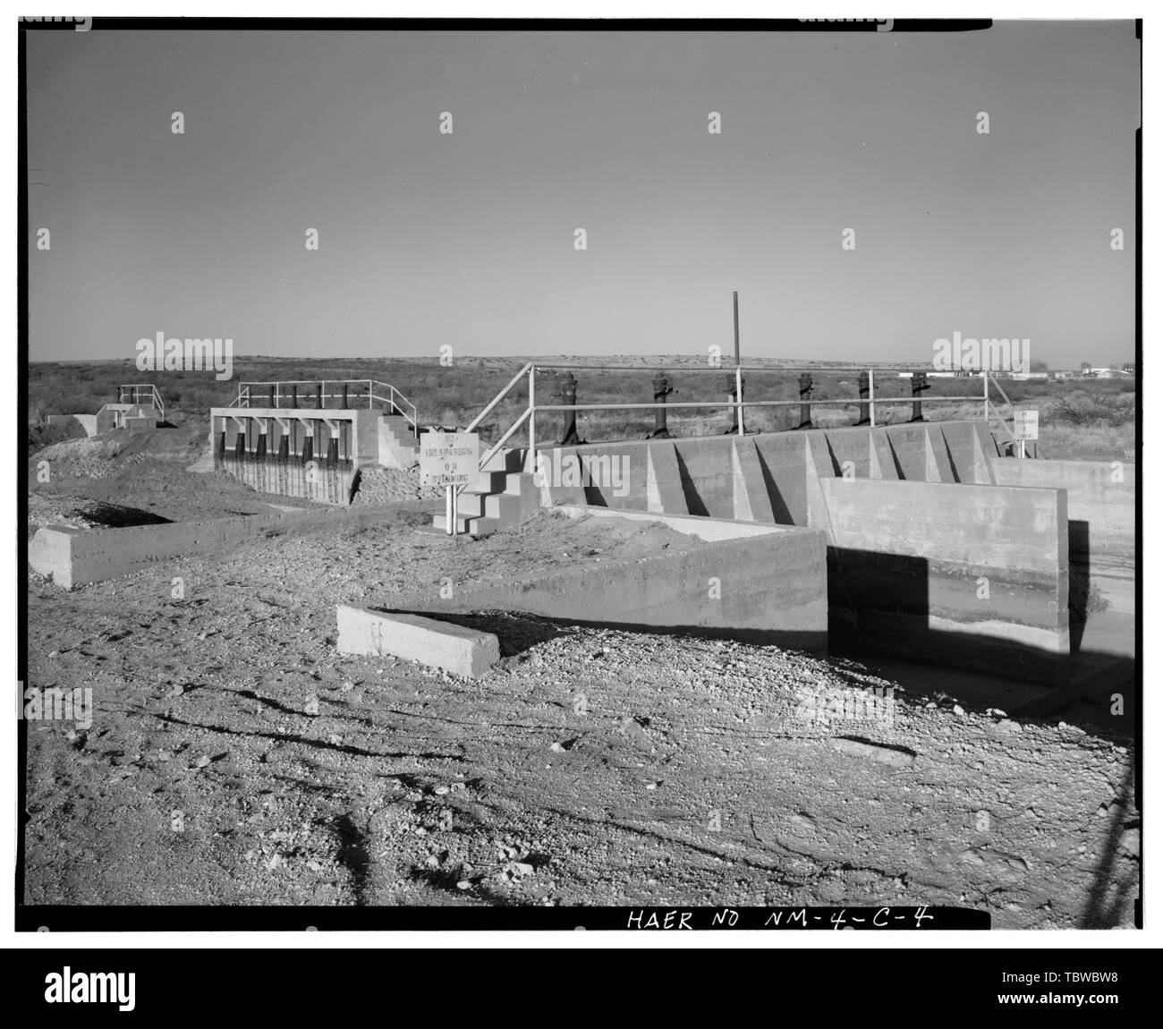 CANAL PRINCIPAL CÔTÉ EST PARTICIPATION AU CANAL (À GAUCHE), WASTEWAY N° 1 (AU CENTRE) ET VÉRIFIER LA PORTE N° 1 (À DROITE). VUE SUR LE SUD-EST du district d'irrigation de Carlsbad, canal principal, 4 miles au nord à 12 miles au sud-est de Carlsbad, Carlsbad, comté de Eddy, NOUVEAU-MEXIQUE Banque D'Images