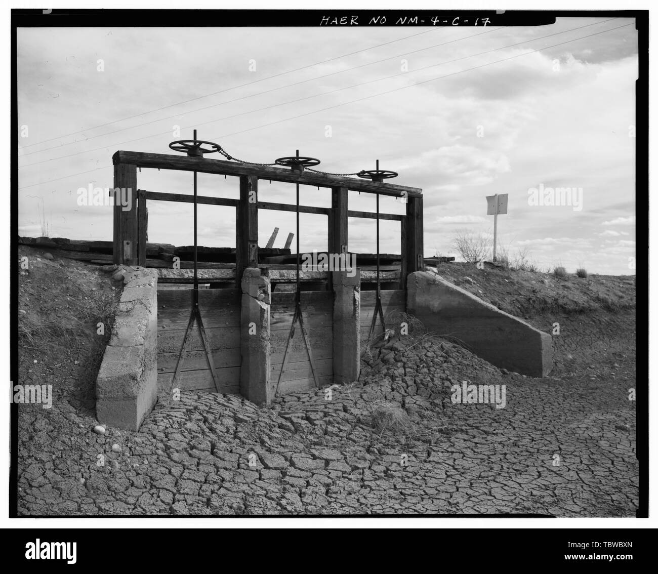 MAIN CANAL WASTEWAY N° 3 À CASS DRAW. VUE SUR LE SUD-EST du district d'irrigation de Carlsbad, canal principal, 4 miles au nord à 12 miles au sud-est de Carlsbad, Carlsbad, comté de Eddy, NOUVEAU-MEXIQUE Banque D'Images