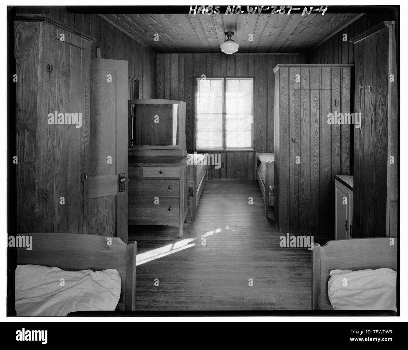 ÉTAGE PRINCIPAL, CHAMBRE AVEC LITS SUPERPOSÉS, VUE SUD. Parsons nursery, Fernow Experimental Forest Bunkhouse, South Side of U.S. route 219, Parsons, Tucker County, WV Banque D'Images