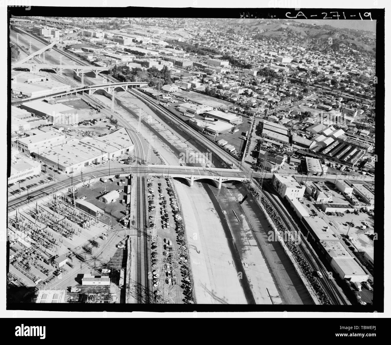 Pont de la rue principale. À LA NORD-EST. Remarque SPRING STREET BRIDGE PONT BROADWAY ET À L'ARRIÈRE GAUCHE. Les ponts de la rivière de Los Angeles, Los Angeles, Los Angeles County, CA Banque D'Images