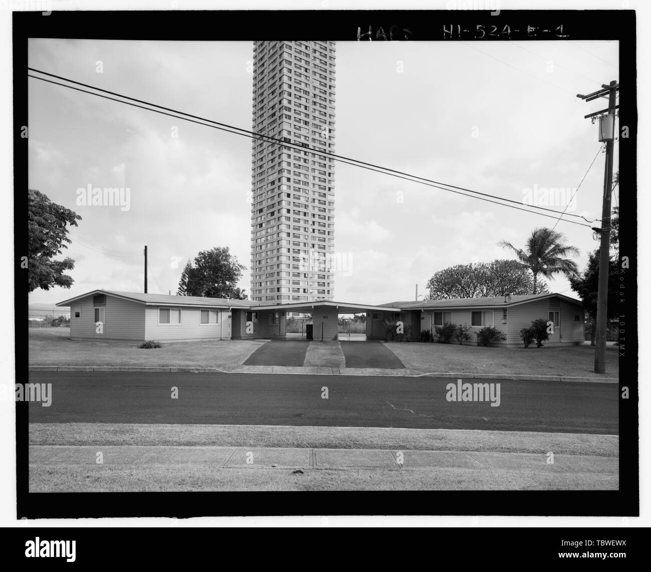 Vue principale de DUPLEX À PARTIR DU CÔTÉ NORD DE LA RUE MONTRANT LES ENTRÉES AVEC DOUBLE BANDE DE PLANTATION CENTRAL H.M. CAMP SMITH ET TRAVAUX PUBLICS MARINE CENTER MANANA TITRE VII (CAPEHART) le logement, l'MSHAPED FOURBEDROOM TYPE DUPLEX, 5 Cercle de bouleau, Cedar Drive, Pearl City, comté de Honolulu, HI Banque D'Images