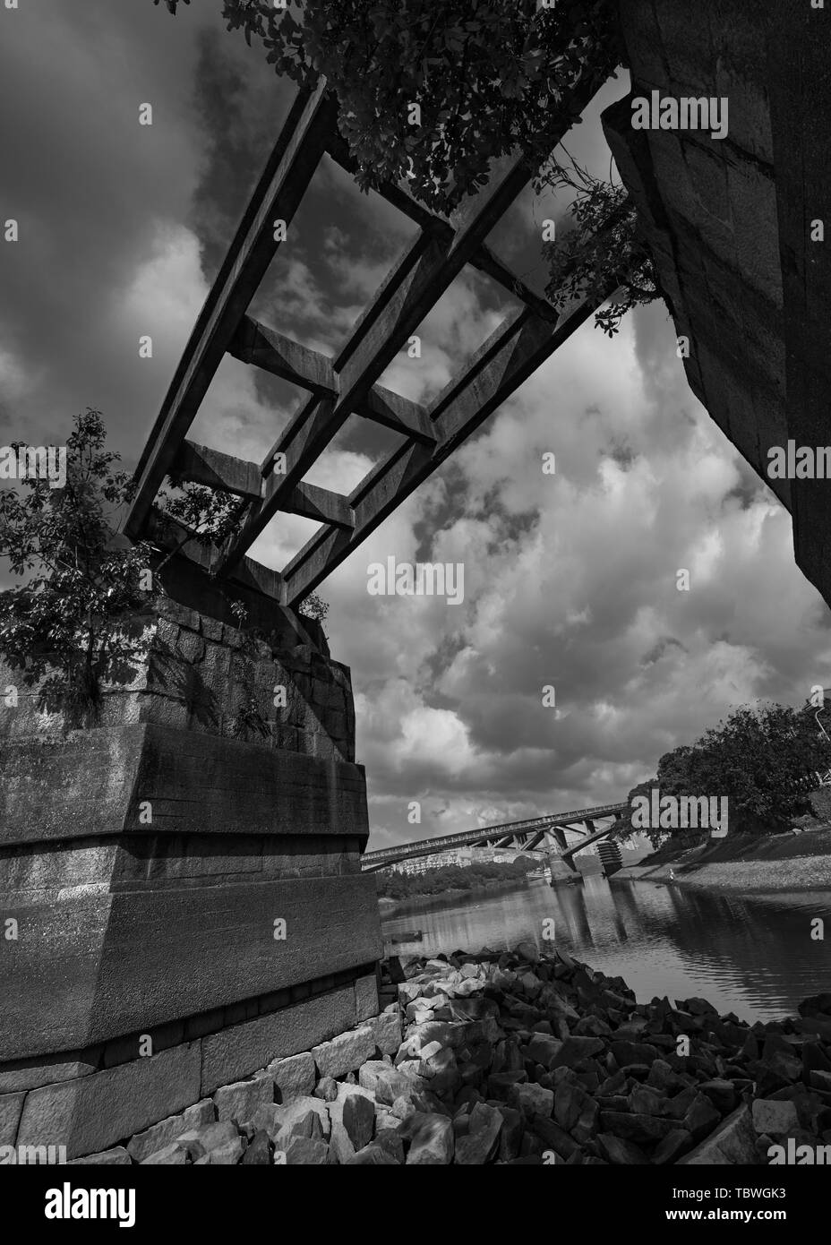 Pont cassé - Hongshan Ancien pont sur la rivière Minjiang, en 1985, après la naissance du nouveau pont, l'antique pier a été enlevé pour protéger le lit, en évitant le sort d'être détruit. En 2005, après le passage du typhon Roi Dragon de traverser la frontière, huit piles ont été détruits, et maintenant il n'y a que 16 gauche, devenir un pont cassé. Banque D'Images