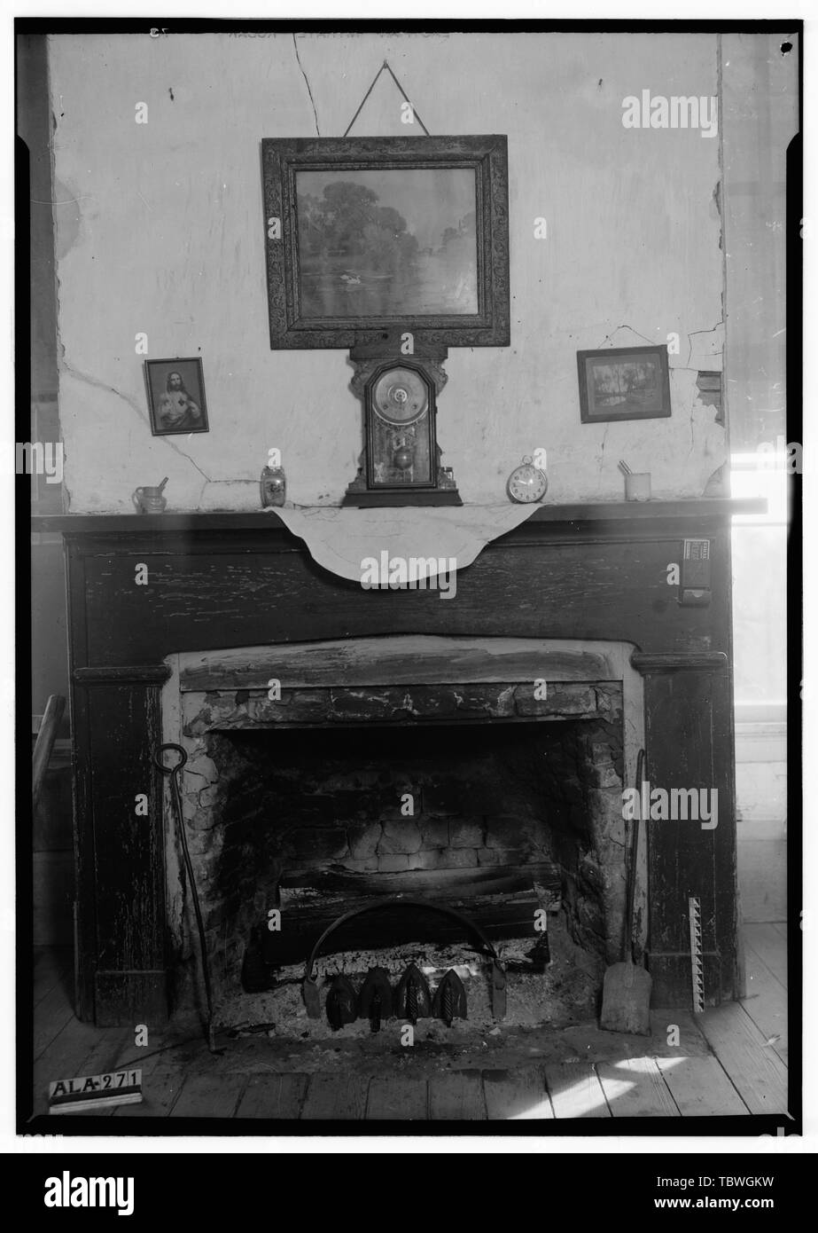 Les bâtiments historiques de l'enquête américaine Alex Bush, photographe, le 9 novembre 1936 SUR LE MUR EST DE MANTEL SALON Strawberry Hill Plantation, U.S. Route 43, Forkland, Greene County, AL Banque D'Images