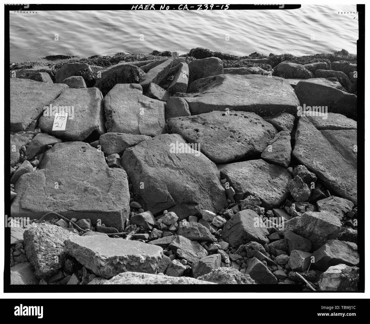 Détails de maçonnerie n°1, mur d'ENTRAÎNEMENT DU NORD, À LA RECHERCHE VERS LE BAS SUR LA SURFACE DU MUR DE LA PROXIMITÉ IMMÉDIATE d'un enrochement. Le port d'Oakland murs formation, la bouche de canal à Port intérieur, Oakland, Alameda County, CA Banque D'Images