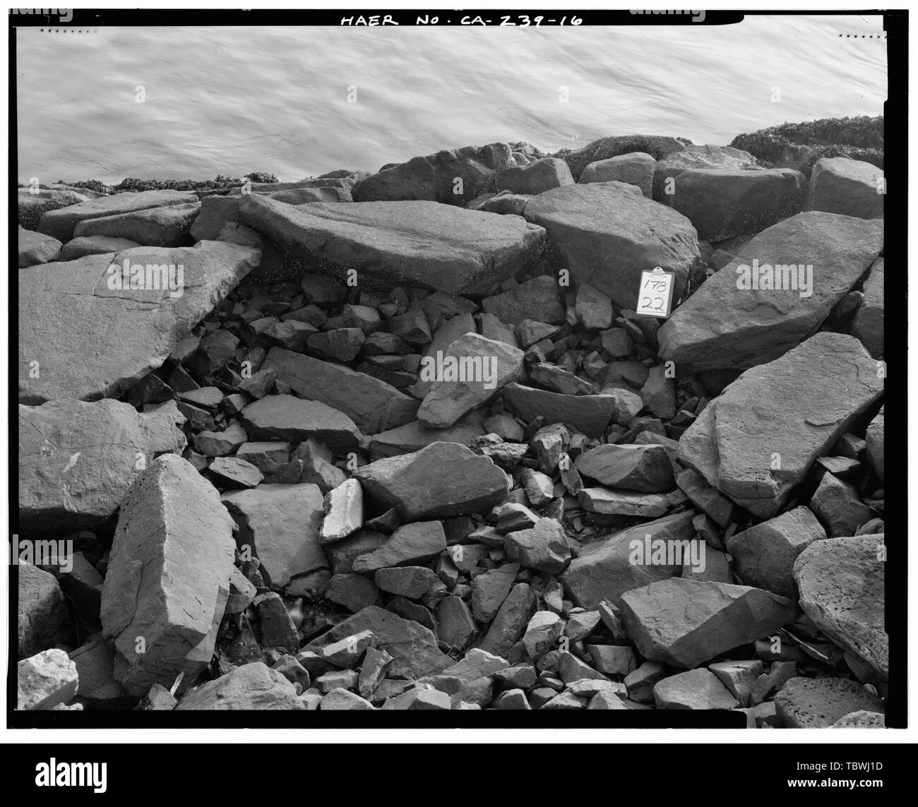 Détails de maçonnerie n°2, mur d'ENTRAÎNEMENT DU NORD, montrant les décombres OÙ LES PIERRES QUI ONT ÉTÉ SUPPRIMÉS. Le port d'Oakland murs formation, la bouche de canal à Port intérieur, Oakland, Alameda County, CA Banque D'Images