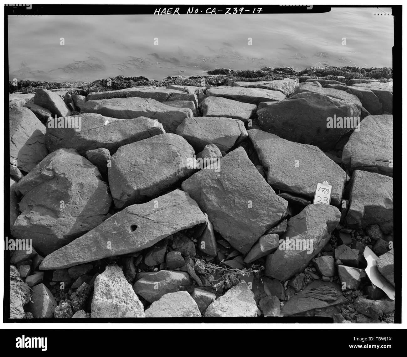 Détails de maçonnerie n°3, mur d'ENTRAÎNEMENT DU NORD, montrant un nombre inhabituellement long et mince FACE À LA PIERRE. Le port d'Oakland murs formation, la bouche de canal à Port intérieur, Oakland, Alameda County, CA Banque D'Images