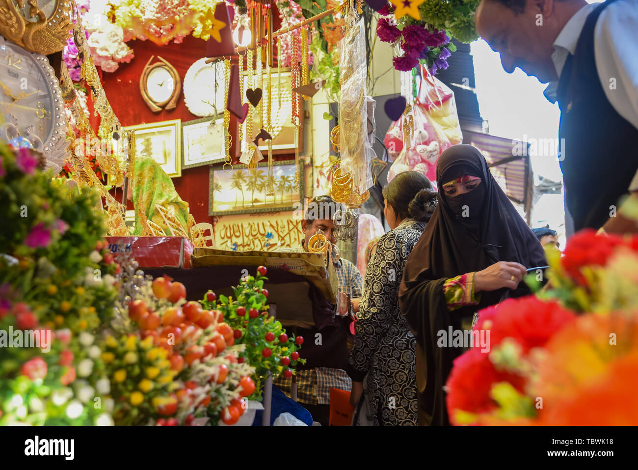Une femme musulmane du Cachemire vu shopping avant d'Eid-ul-Fitr festival qui marque la fin du mois sacré du Ramadan. Banque D'Images
