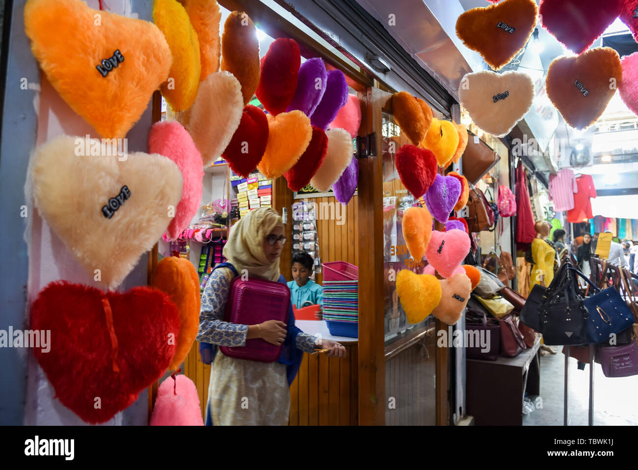 Une femme musulmane du Cachemire vu shopping avant d'Eid-ul-Fitr festival qui marque la fin du mois sacré du Ramadan. Banque D'Images