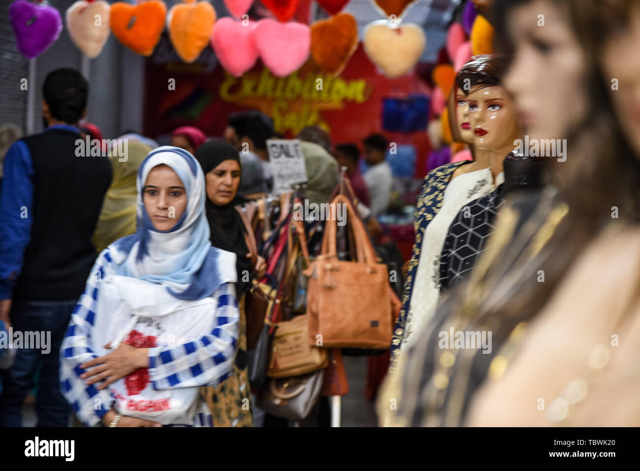 Les femmes musulmanes cachemire vu shopping avant d'Eid-ul-Fitr festival qui marque la fin du mois sacré du Ramadan. Banque D'Images