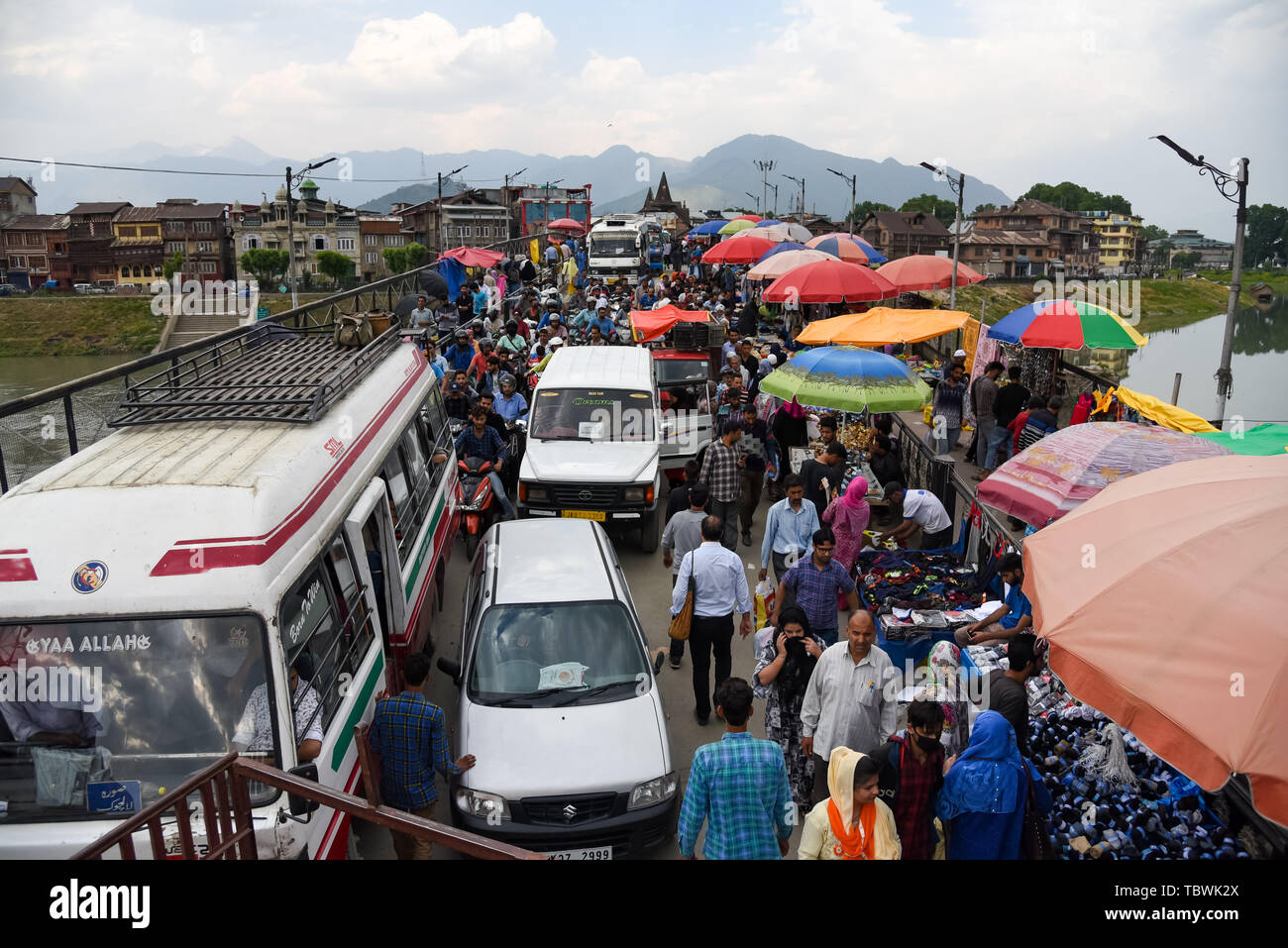 Les résidents musulmans du Cachemire vu shopping dans un marché à Srinagar avant de Eid-ul-Fitr festival qui marque la fin du mois sacré du Ramadan. Banque D'Images