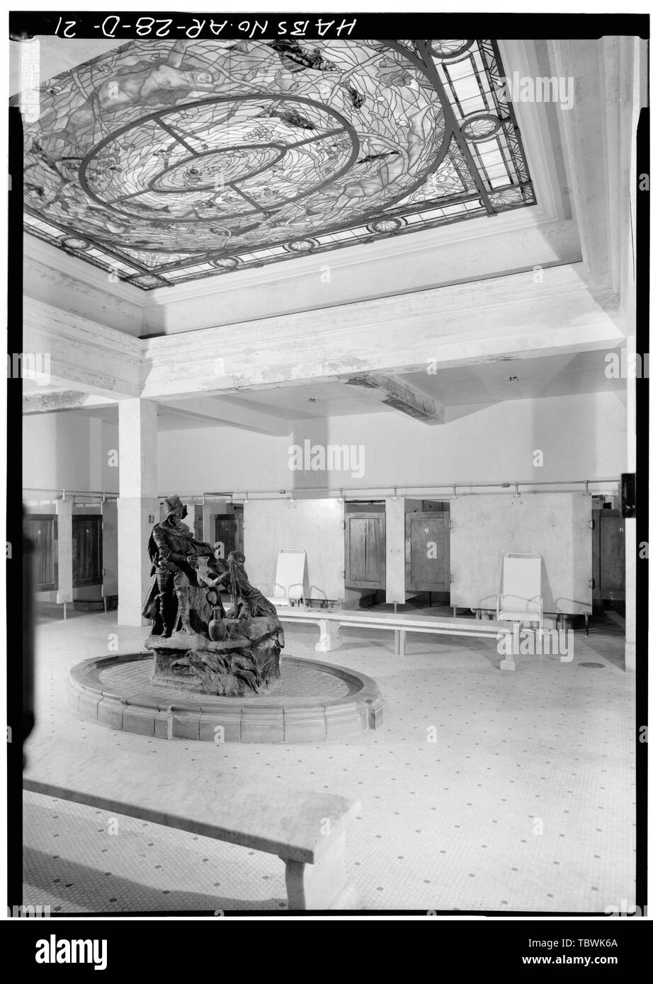 MEN'S BAIGNOIRE, 1er étage, de l'est montrant le toit en verre teinté et la fontaine AU CENTRE DU PRIX Bathhouse Row, Fordyce Bathhouse, Central Avenue, Hot Springs, AR, Garland Comté Banque D'Images