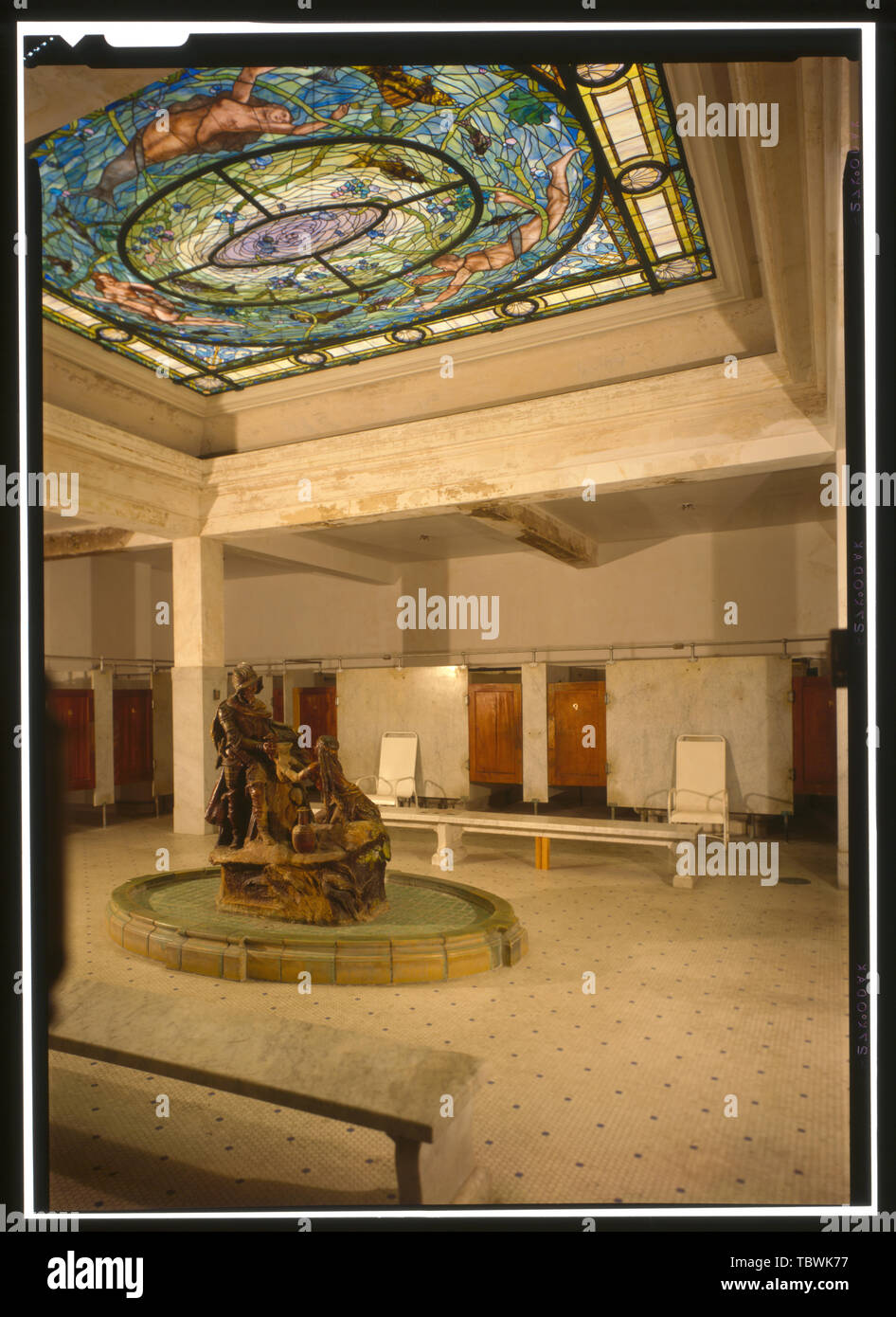 MEN'S BAIGNOIRE, 1er étage, de l'est montrant le toit en verre teinté et la fontaine AU CENTRE DU PRIX Bathhouse Row, Fordyce Bathhouse, Central Avenue, Hot Springs, AR, Garland Comté Banque D'Images