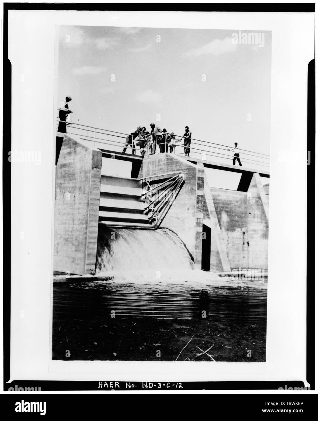 Mm.. MAUREK ET QUIST SENSIBILISATION GATE POUR PERMETTRE À L'EAU DE PASSER D'ABORD (IL A FALLU 6 HOMMES 30 MINUTES DE SOULEVER LA PORTE DE 5 PIEDS) La Souris National Wildlife Refuge, 96 barrage, bassin de la rivière Souris, Foxholm, comté de Ward, ND Banque D'Images