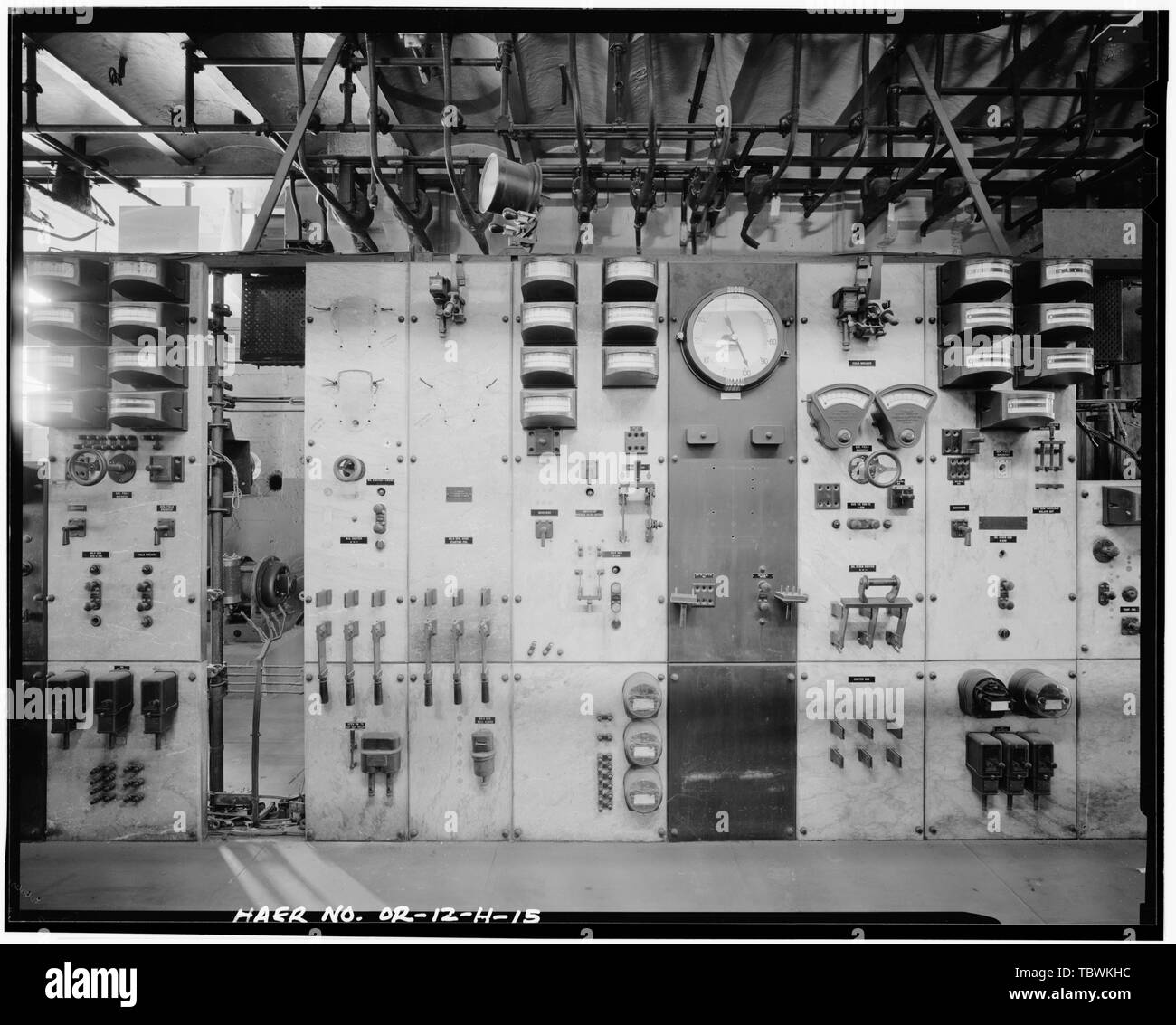 MEZZANINE, PANNEAUX DE CONTRÔLE, À l'ouest de Portland General Electric Company, bâtiment des turbines, l'eau du sud-est 1841 Street, Portland, comté de Multnomah, ou Banque D'Images