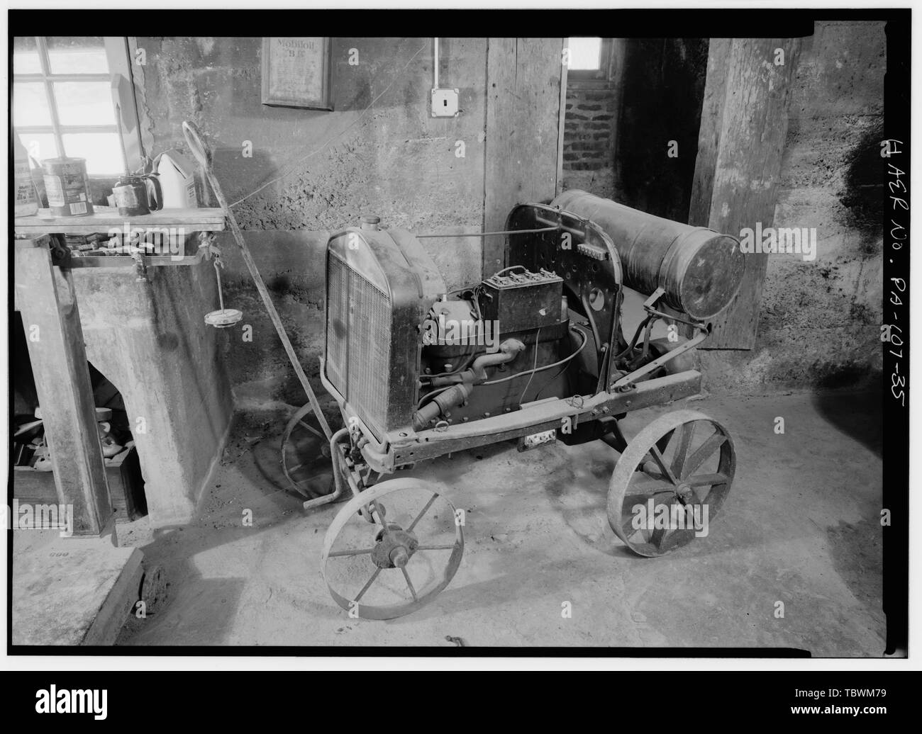 Modèle T, moteur à essence. Utilisé pour pomper l'EAU DE L'ARTISAN AINSI (PAR LA PORTE) DE LA CITERNE SUR LE TOIT. L'eau était acheminée par gravité VERS LE RESTE DE L'USINE. La Poterie de Moravie et Tuilerie, côté sud-ouest de la State Route 313 (chemin Swamp), au nord-ouest de l'Est Court Street, Southampton, comté de Bucks, PA Mercer, Henry Chapman Swain, Frank King Briddes, John Vendre, Herman American Clay Machinery Company Crossley Manufacturing Company Donegan et Swift Orr et Sembower Buck, Raymond Swain, Frank H Bucks County Department of Parks and Recreation Bailey Pottery Equipment Corporation DeLo Banque D'Images