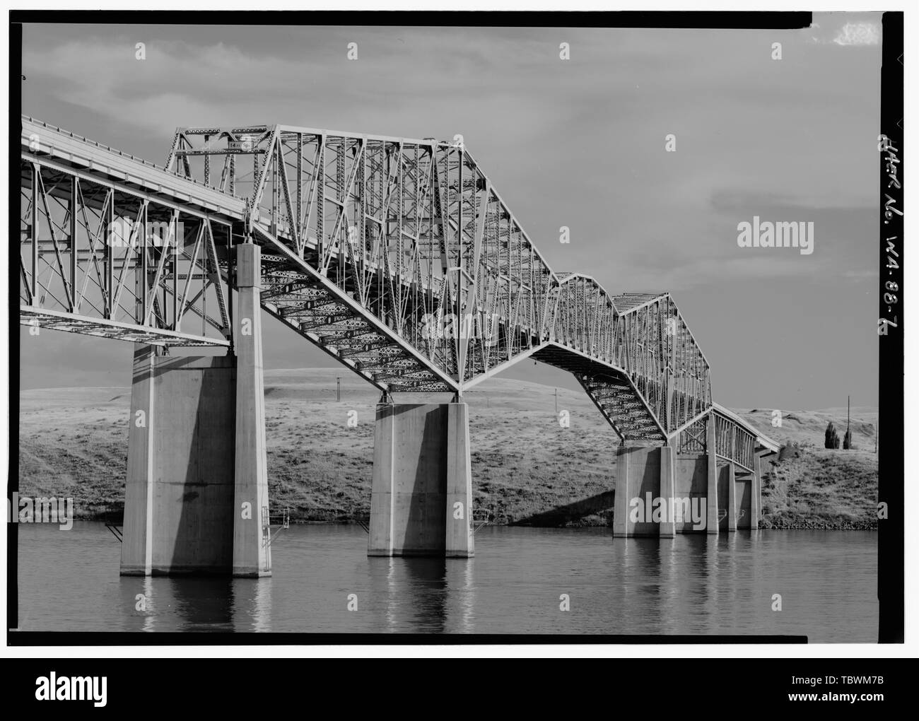 Téléobjectif MODÉRÉ VOIR DE CANTILEVER À Snake River Bridge à NW Lyons' Ferry, la State Route 261 enjambant la rivière Serpent, Starbuck, comté de Columbia, WA Banque D'Images