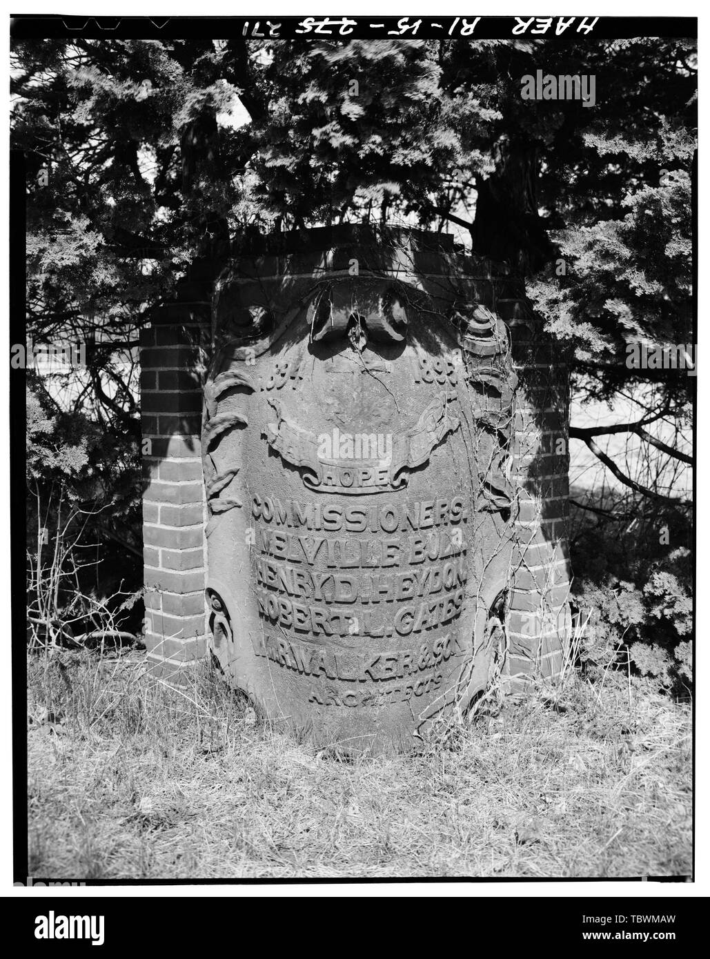MONUMENT À L'ENTRÉE DU QUARTIER DES OFFICIERS SUPÉRIEURS UNE ZONE BROWNSTONE A CARTOUCHE RÉCUPÉRÉS D'UN BÂTIMENT ÉRIGÉ EN 189495 PAR L'ÉTAT DE RHODE ISLAND DANS LE CADRE DE SA GARDE NATIONALE QUONSET POINT AVEC RÉSERVATION GRATUITE ET LE CONFIGURER COMME UN MONUMENT, soutenu par des piliers en brique, QUAND LE NAVAL AIR STATION A ÉTÉ DÉVELOPPÉ EN 194041 SITUÉ AU COIN NORD-EST DE GLENN CURTIS DUR ET RANGER STREET. Vue depuis le sud. Quonset Point Naval Air Station, Roger Williams Way, North Kingstown, comté de Washington, RI Albert Kahn,Incorporated George Fuller Company une MerrittChapman et Scott Corporation Banque D'Images