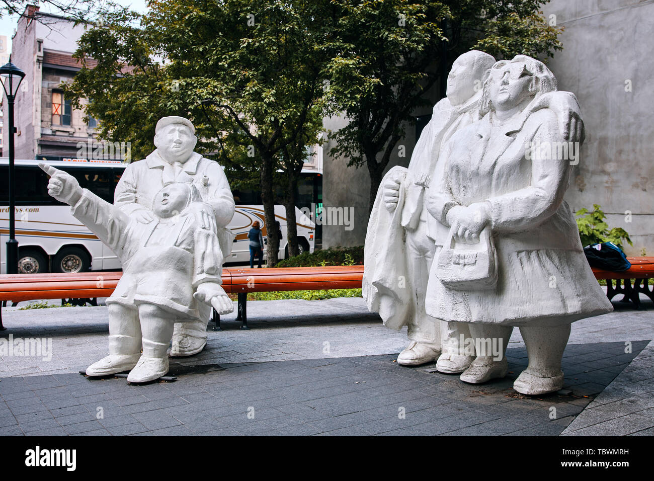 Montréal, Canada - Juin 2018 : Sculpture d'une famille dans un petit parc. L'art public à Montréal, Québec, Canada. Éditorial. Banque D'Images