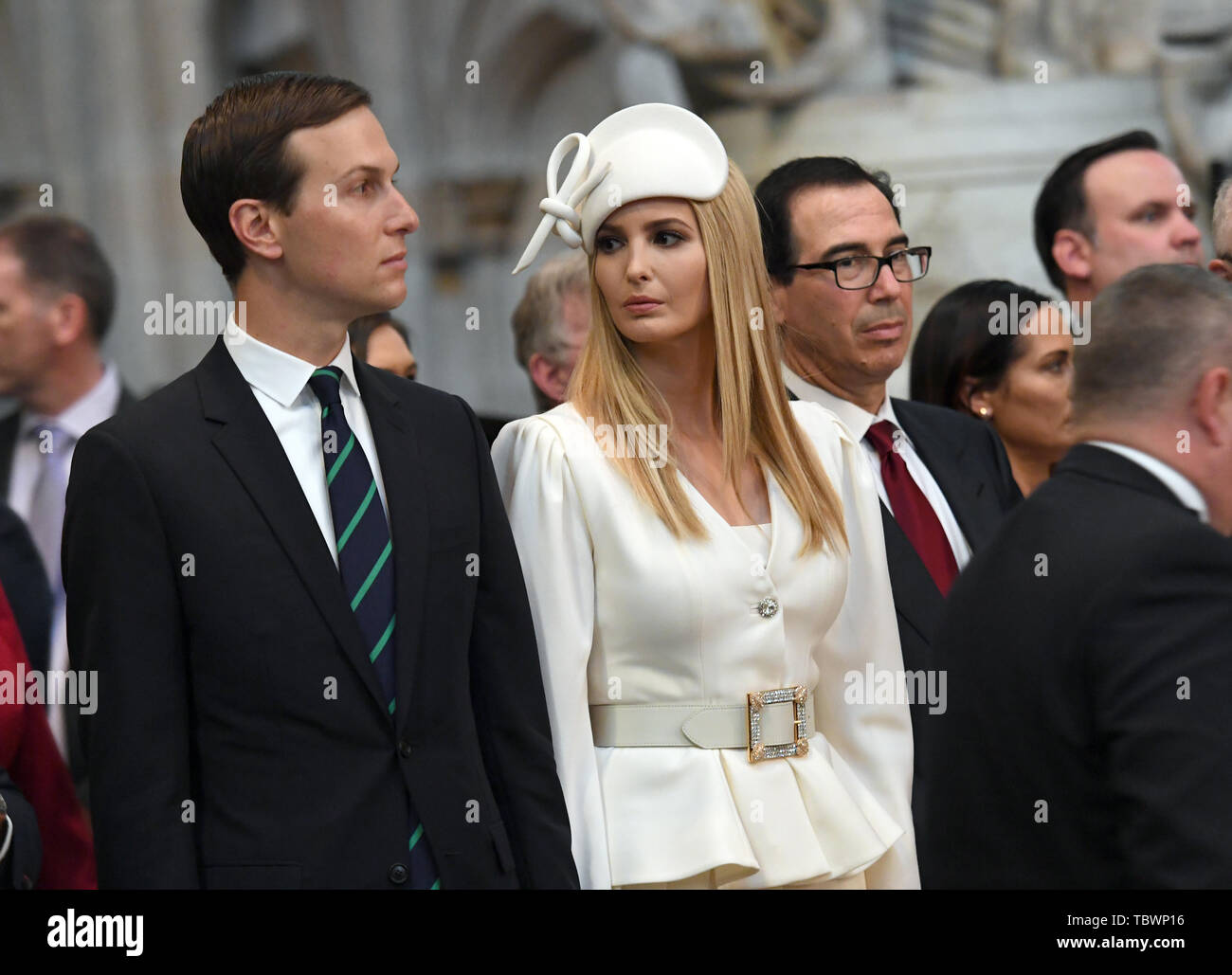 Ivanka Trump et Jared Kushner regardent le président américain Donald Trump, place une couronne sur la Tombe du Soldat inconnu au cours d'une visite de l'abbaye de Westminster au centre de Londres, le premier jour de sa visite d'état du Royaume-Uni. Banque D'Images