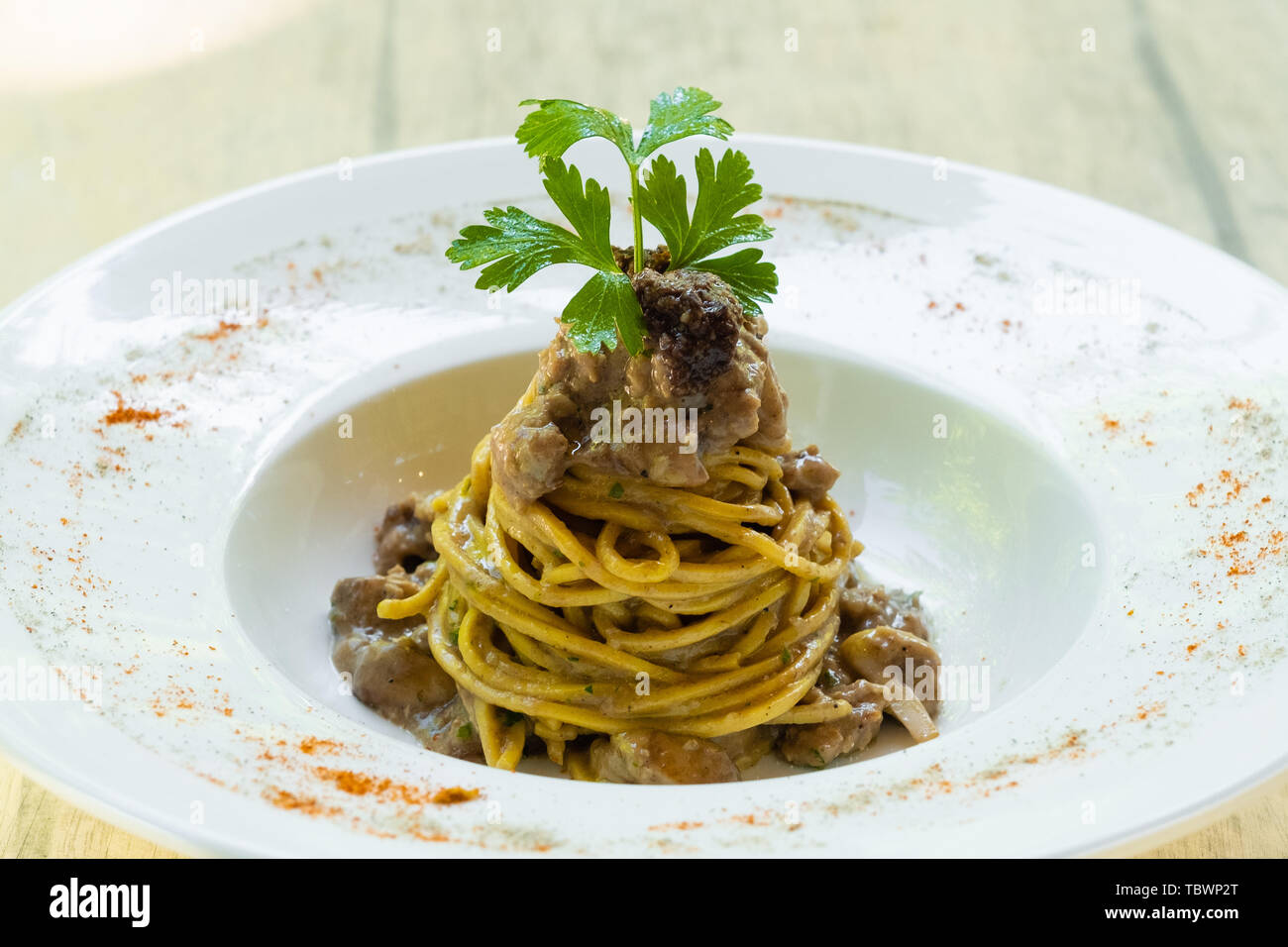 Close up de confectionner des pâtes aux œufs italien frais et nouilles avec sauce à la viande crème,plaque blanche garnir de persil,froid,fromage oarmensan, lumière naturelle, ch Banque D'Images