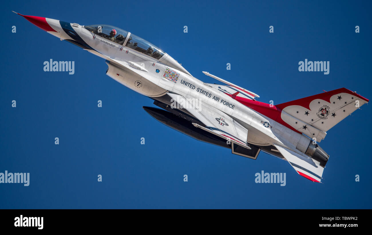 Avions, système de transport, moyens de transport, aucun homme, battant, rapide, voler, voyager, militaires, moteur, extérieur, ciel, aéroport, aile, puissance, vitesse, à l'hélice, d'action, de l'air Banque D'Images