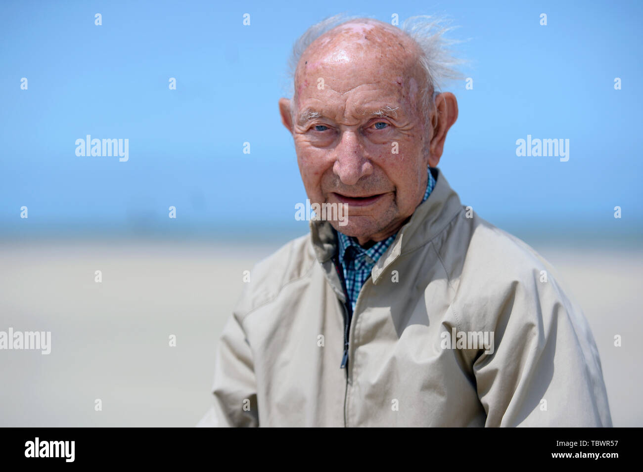 Stanley Elliss, 97, d'Ashford, se dresse sur une la plage de Dunkerque, France, le deuxième jour d'un voyage organisé par la Royal British Legion pour le D-Day des anciens combattants pour souligner le 75e anniversaire du D-Day. Banque D'Images