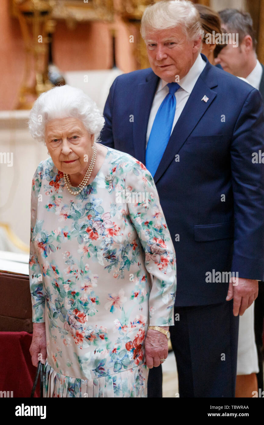 La reine Elizabeth II avec le Président Donald Trump voir une exposition spéciale dans la Galerie d'articles de la Collection Royale d'importance historique pour les États-Unis, à la suite d'un déjeuner privé au Palais de Buckingham à Londres, le premier jour de sa visite d'Etat de trois jours au Royaume-Uni. Banque D'Images