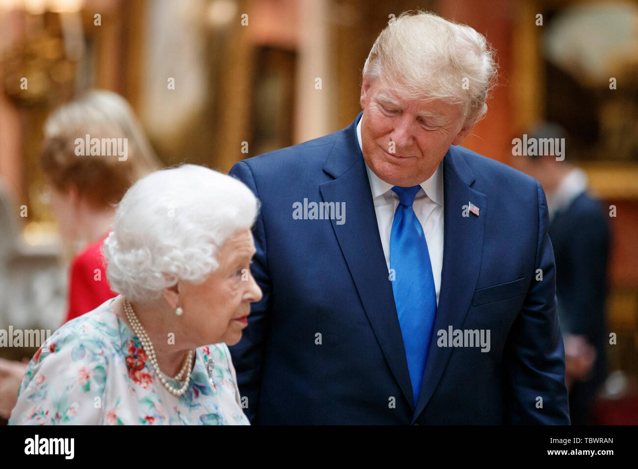 La reine Elizabeth II avec le Président Donald Trump voir une exposition spéciale dans la Galerie d'articles de la Collection Royale d'importance historique pour les États-Unis, à la suite d'un déjeuner privé au Palais de Buckingham à Londres, le premier jour de sa visite d'Etat de trois jours au Royaume-Uni. Banque D'Images