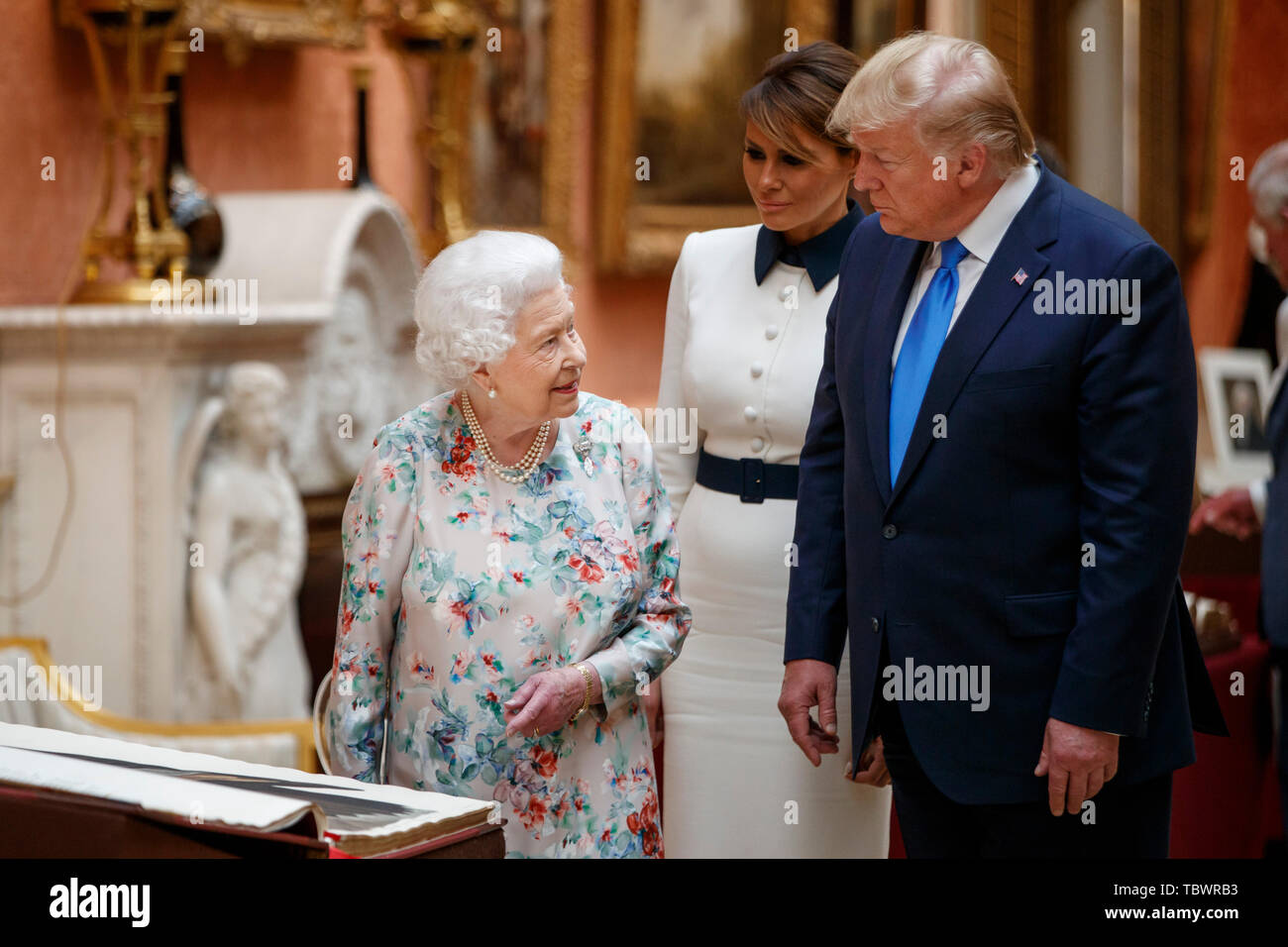 La reine Elizabeth II avec le Président Donald Trump voir une exposition spéciale dans la Galerie d'articles de la Collection Royale d'importance historique pour les États-Unis, à la suite d'un déjeuner privé au Palais de Buckingham à Londres, le premier jour de sa visite d'Etat de trois jours au Royaume-Uni. Banque D'Images