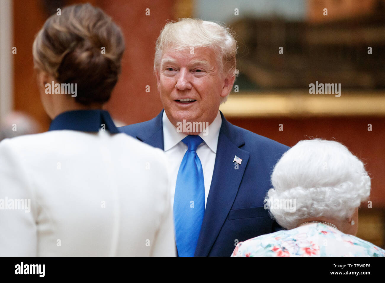 Première Dame Melania Trump (à gauche), la reine Elizabeth II avec le Président Donald Trump voir une exposition spéciale dans la Galerie d'articles de la Collection Royale d'importance historique pour les États-Unis, à la suite d'un déjeuner privé au Palais de Buckingham à Londres, le premier jour de sa visite d'Etat de trois jours au Royaume-Uni. Banque D'Images