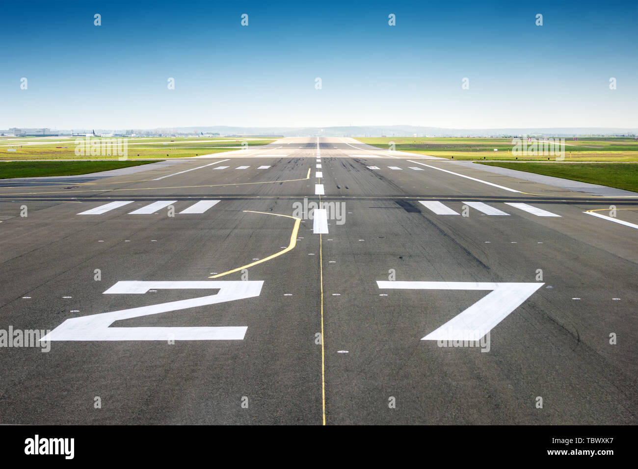 Vanishing Point de vue à partir d'une piste de l'aéroport, blue sky background Banque D'Images