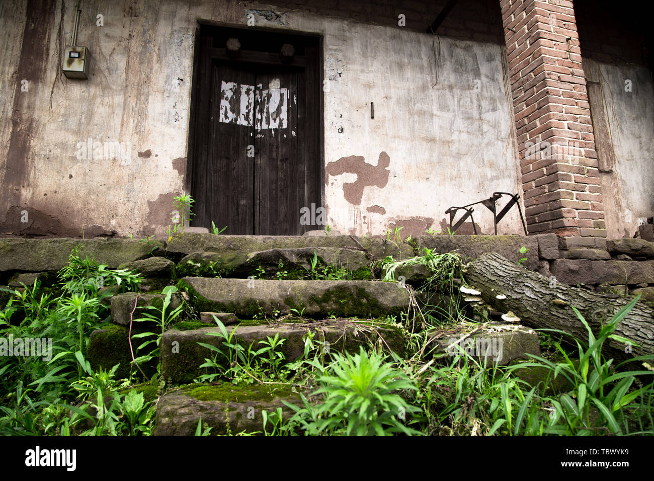 Vieilles maisons à la campagne. Comme la population rurale s'éteint, il y a un grand nombre de vieilles maisons abandonnées dans la campagne, à devenir un paysage de fractures du bras. Photographe : Yiming droit Banque D'Images