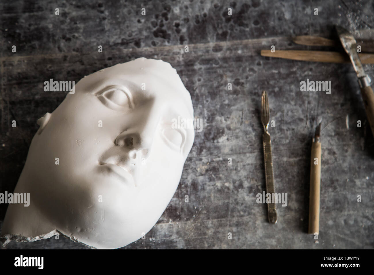 Les outils du sculpteur sur la table. Apollo a un visage. La vue du sommet. Espace libre pour le texte Banque D'Images