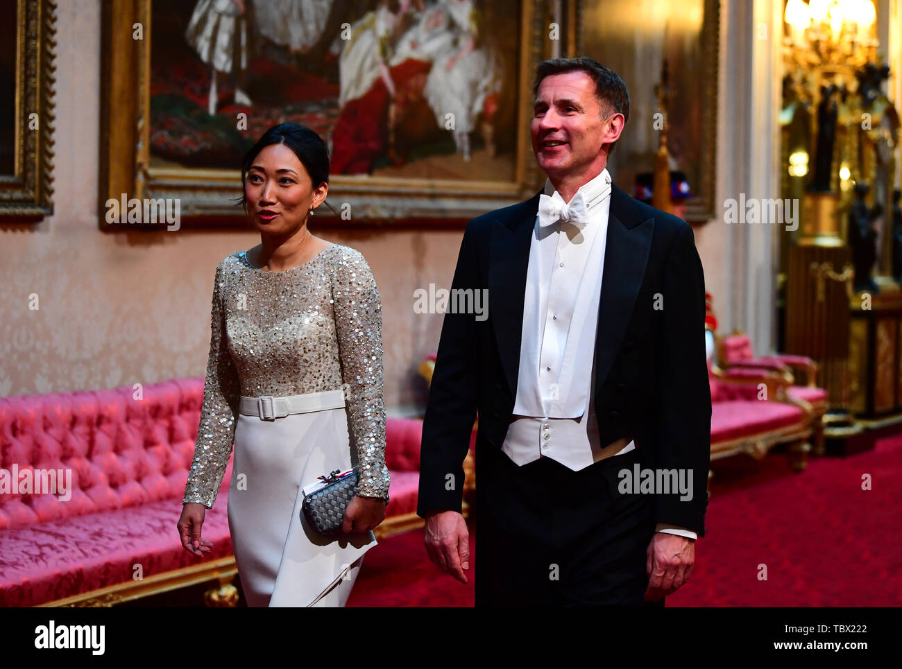 Secrétaire des affaires étrangères Jeremy Hunt et son épouse Lucie arriver au banquet d'État au palais de Buckingham, à Londres, lors de la première journée du Président américain Donald Trump visite d'Etat de trois jours au Royaume-Uni. Banque D'Images