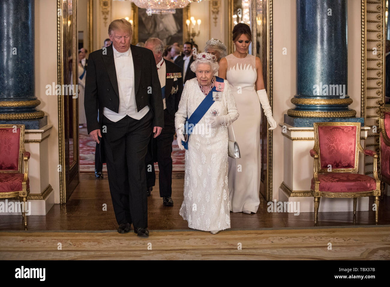 Correction RETRANSMIS BYLINE (de gauche à droite) Le président américain, Donald Trump, La Reine Elizabeth II et Melania Trump, lors d'une photo de groupe avant le banquet d'État au palais de Buckingham, à Londres, lors de la première journée du Président américain Donald Trump visite d'Etat de trois jours au Royaume-Uni. Banque D'Images