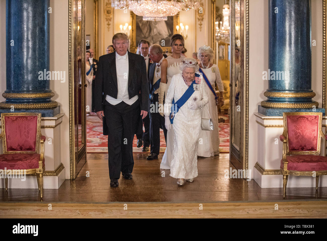 Correction RETRANSMIS BYLINE NOUS Président Donald Trump et La Reine Elizabeth II arrivent pour une photo de groupe avant le banquet d'État au palais de Buckingham, à Londres, lors de la première journée du Président américain Donald Trump visite d'Etat de trois jours au Royaume-Uni. Banque D'Images